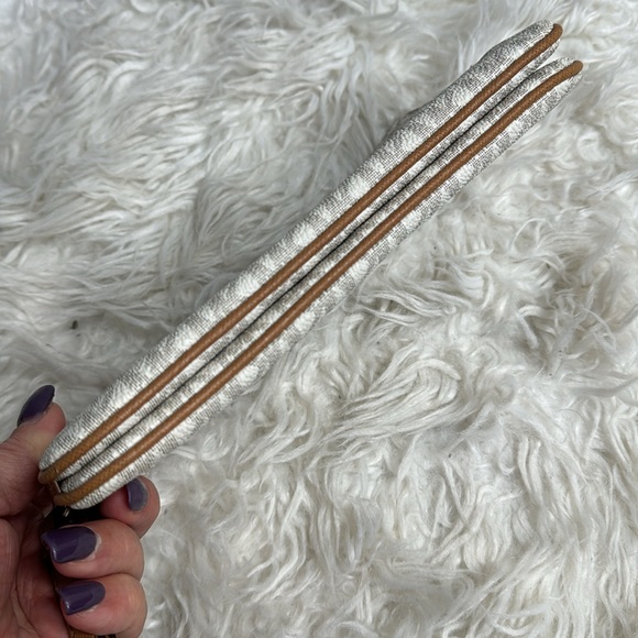 MICHAEL KORS BEDFORD DOUBLE ZIP POCKET MEDIUM WRISTLET - Picture 7 of 10